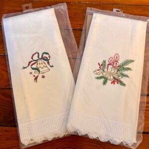 Set of 2 Old Fashioned Embroidered Christmas Themed Lace Trimmed Hand Towels NWT